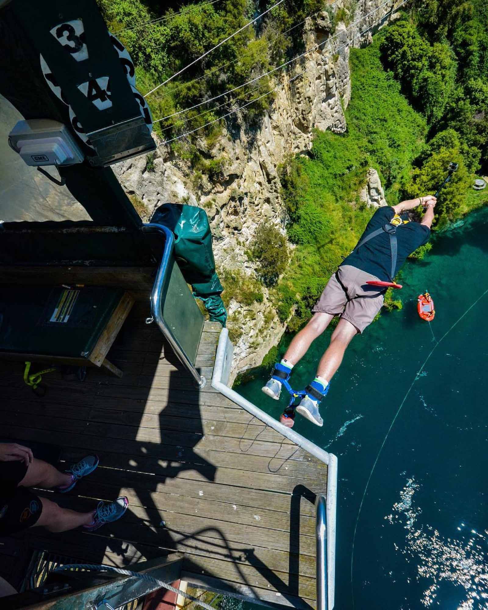 Bungy jumping